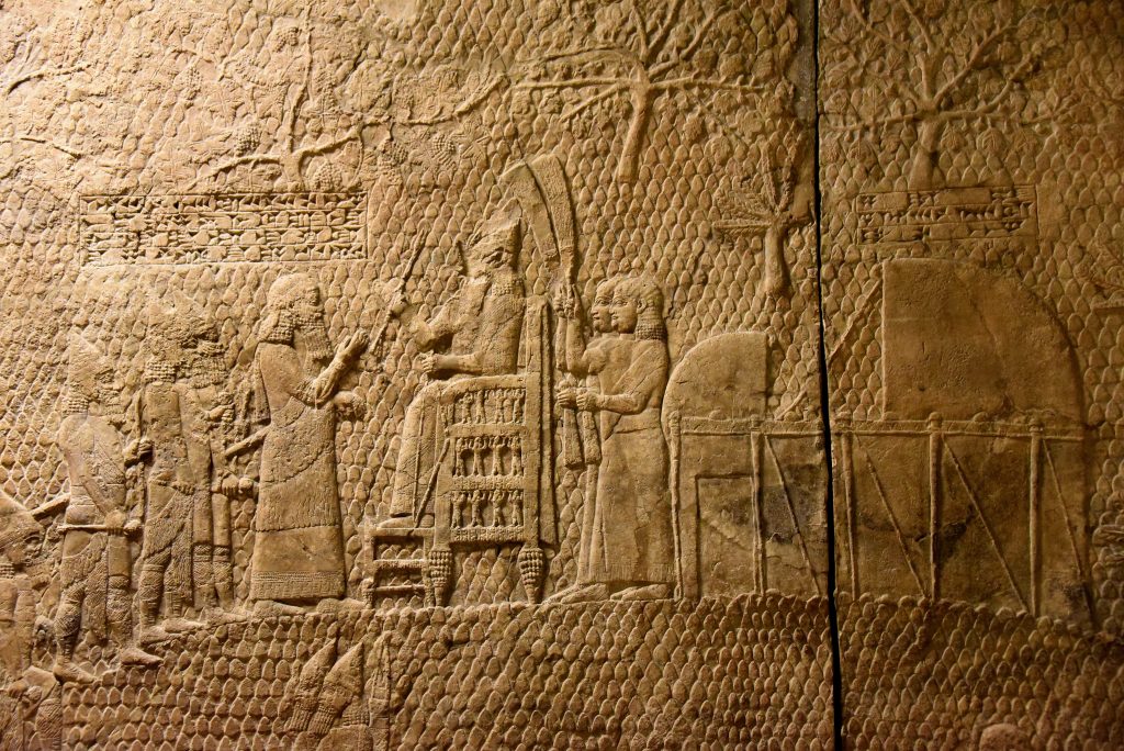 Arte assira, Rilievi di Lachish, dettaglio (700 a.C. circa; gesso; Londra, British Museum) Arte assira, Rilievi di Lachish, dettaglio (700 a.C. circa; gesso; Londra, British Museum)