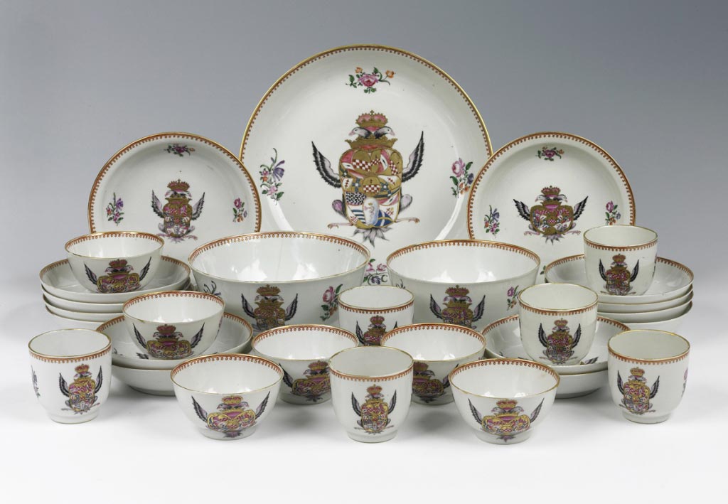 Servizio Spinola (Cina, dinastia Qing, regno di Qianlong, 1770-1780 circa; servizio da tè e da caffè comprendente una coppa da risciacquo, una coppa da zucchero e tre piatti di servizio; Genova; Galleria Nazionale della Liguria a Palazzo Spinola)

