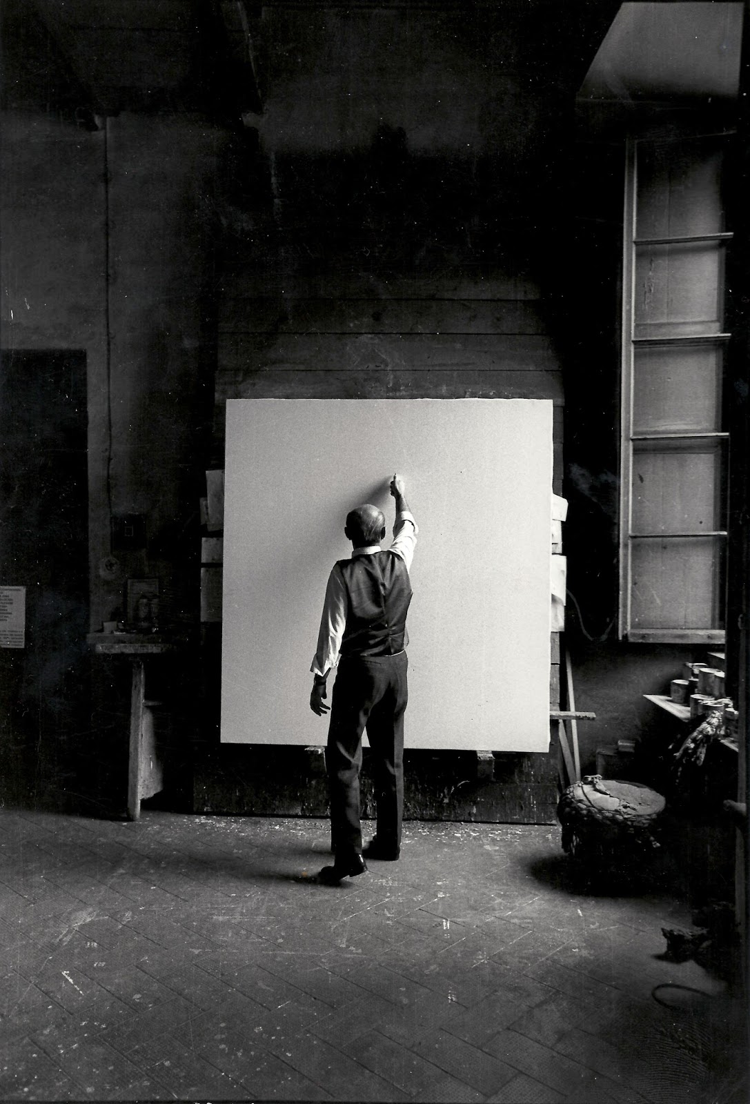 L'Attesa. Lucio Fontana fotografato da Ugo Mulas nel 1964
 