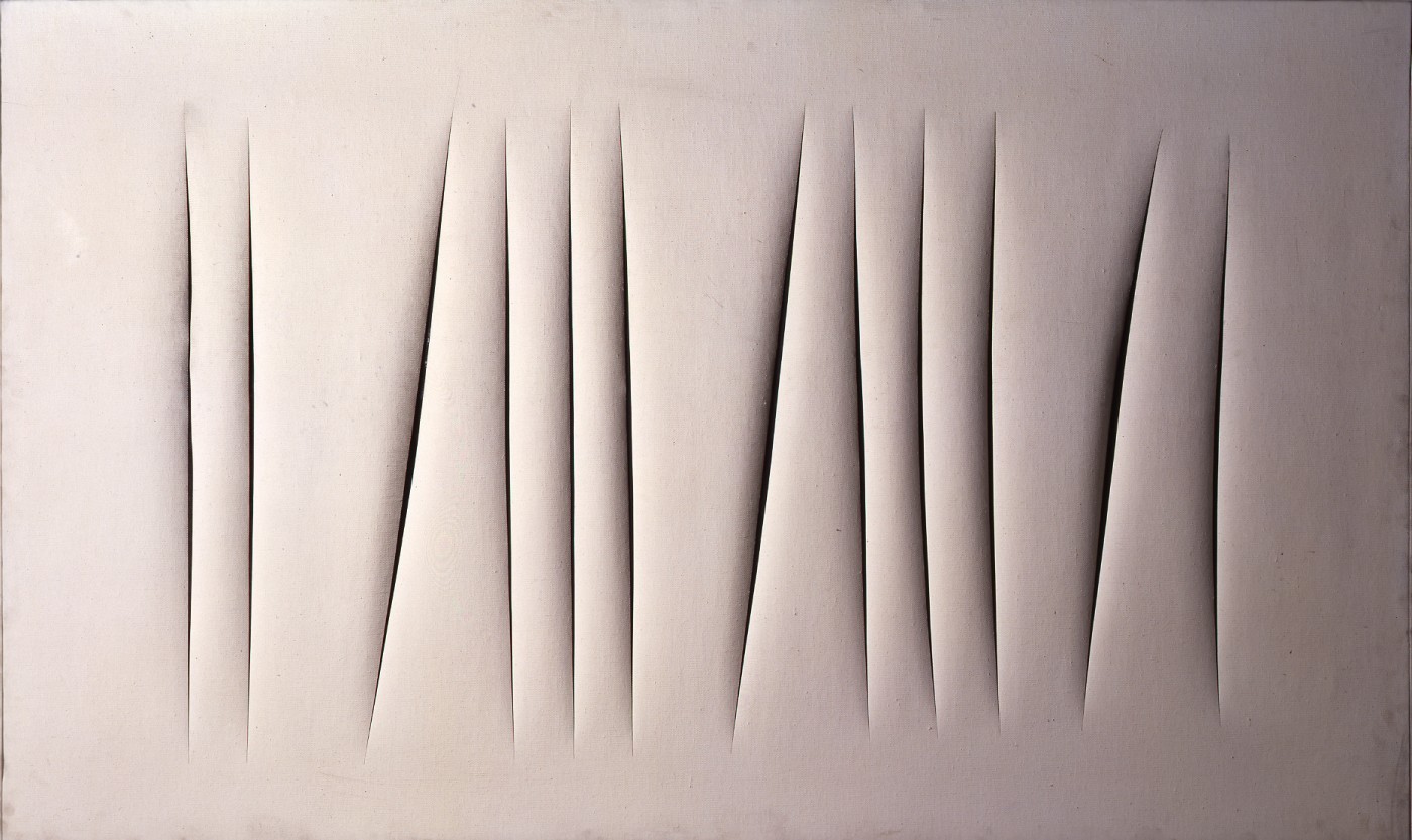 Lucio Fontana, Concetto spaziale. Attese (1964; cementite su tela, 190,3 x 115,5 cm; Torino, Galleria d’Arte Moderna). © Fondazione Lucio Fontana