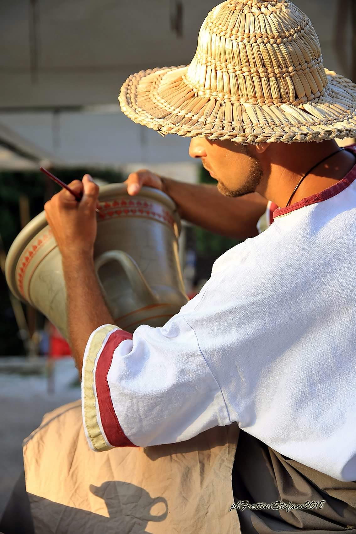 Roberto Paolini al lavoro sulle sue ceramiche durante una rievocazione storica
 