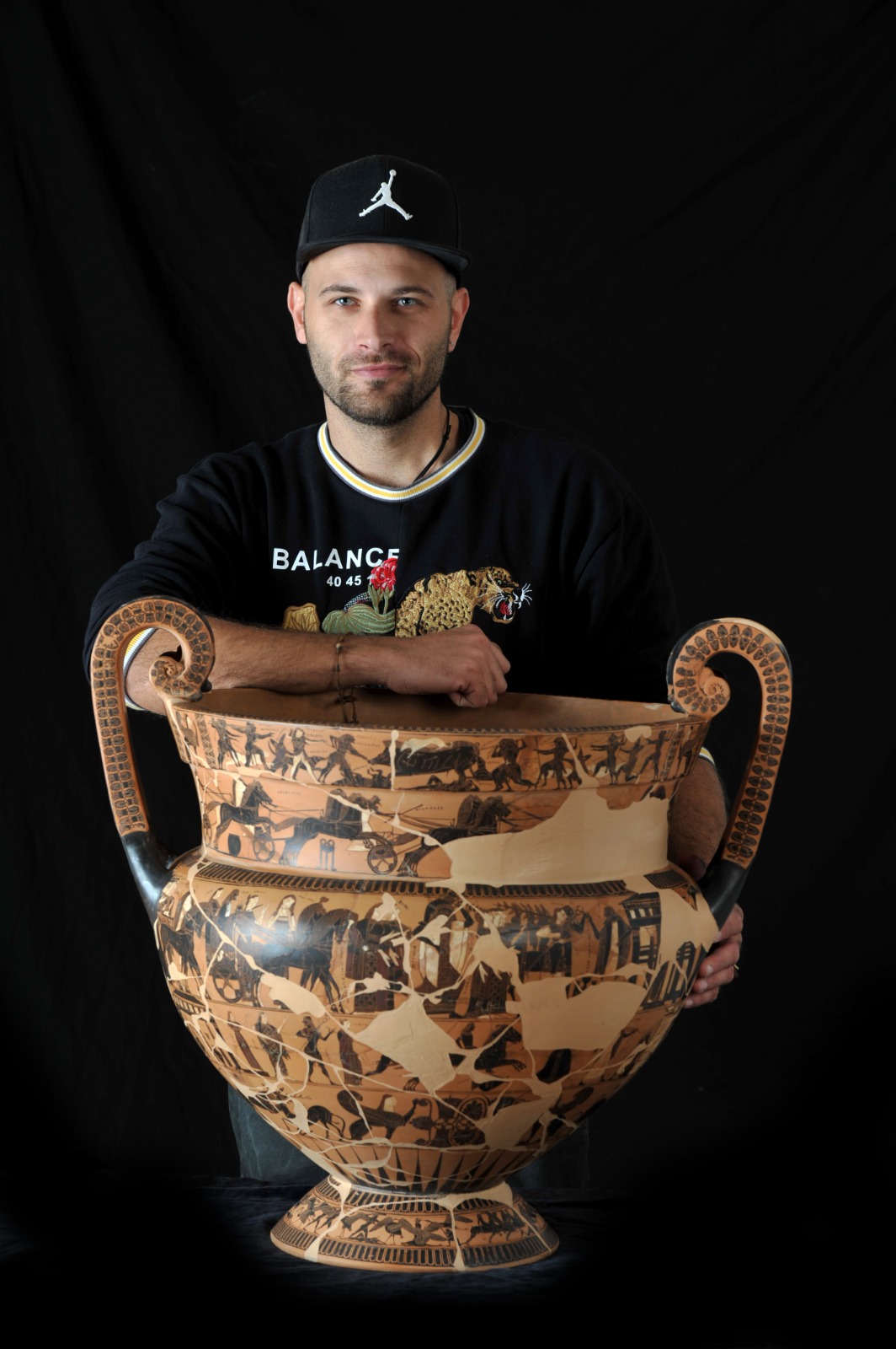 Roberto Paolini con una delle sue ceramiche
 