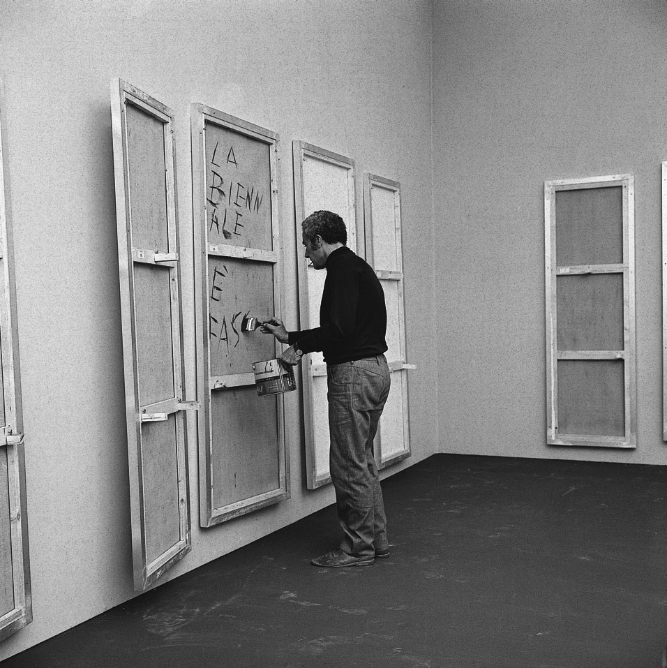 Gastone Novelli scrive La Biennale è fascista dietro una sua opera alla Biennale del 1968
 Gastone Novelli scrive La Biennale è fascista dietro una sua opera alla Biennale del 1968