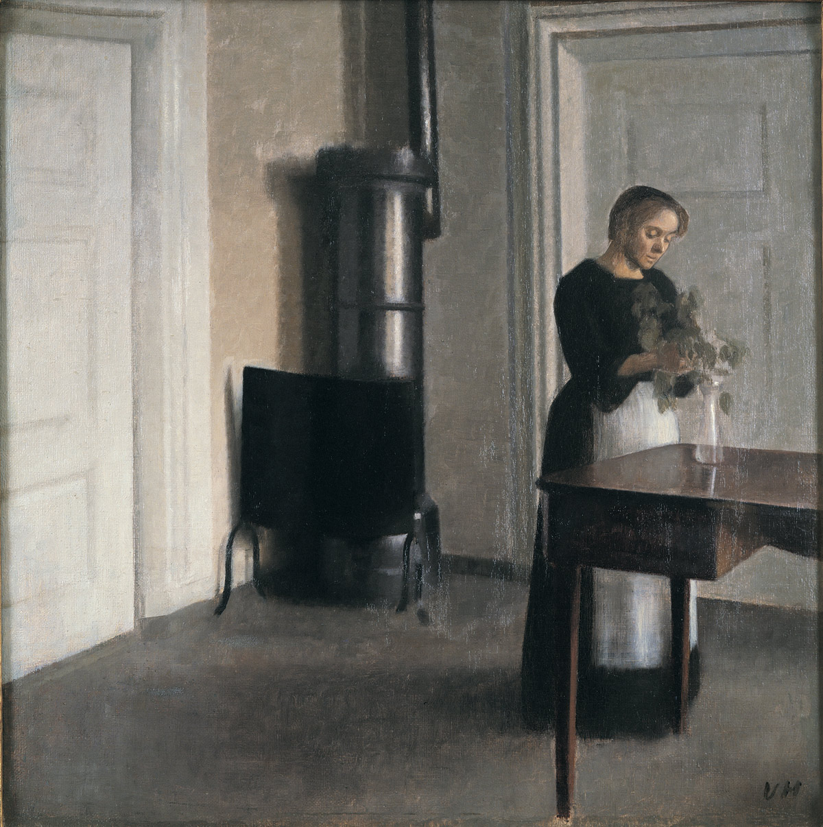 Vilhelm Hammershøi, Interno con donna che sistema dei fiori (1900; olio su tela, 40 x 30 cm; Ambassador John L. Loeb Jr. Danish Art Collection)
