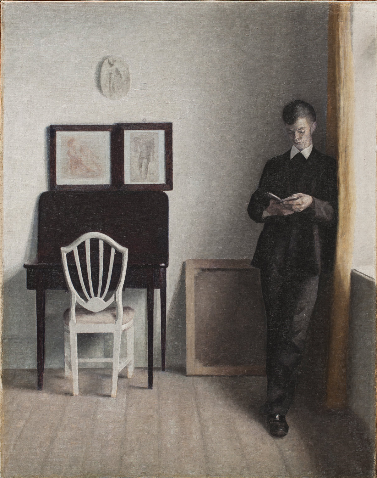 Vilhelm Hammershøi, Interno con giovane uomo che legge (Svend Hammershøi) (1898; olio su tela, 64,4 x 51,8 cm; Copenaghen, Den Hirschsprungske Samling)
