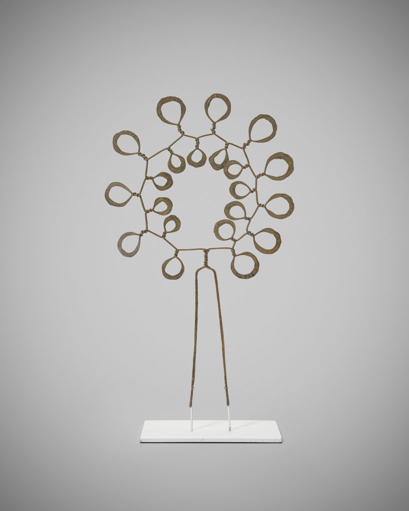 Alexander Calder, Flower head piece (1940; ottone martellato, base in metallo, 25,4 x 15 cm, pezzo unico; Londra, Louisa Guinness Gallery)
