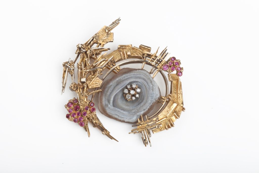 Arnaldo Pomodoro, Spilla (1964; oro rosa, geode, rubini, diamanti, 7 x 7,2 cm, pezzo unico; Londra, Didier and Martine Haspeslagh, Didier Ltd)
