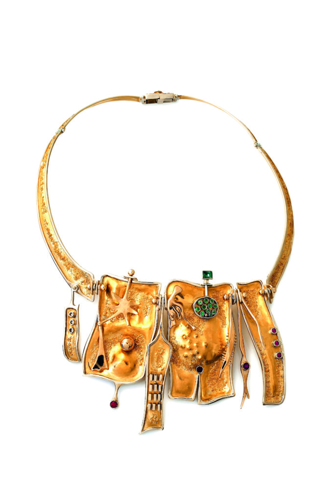 Giò Pomodoro, Collana (1964; oro puro, oro rosso, oro bianco, smeraldi, rubini, 19 x 14 cm, pezzo unico; Seravezza, Collezione B. Pomodoro)
