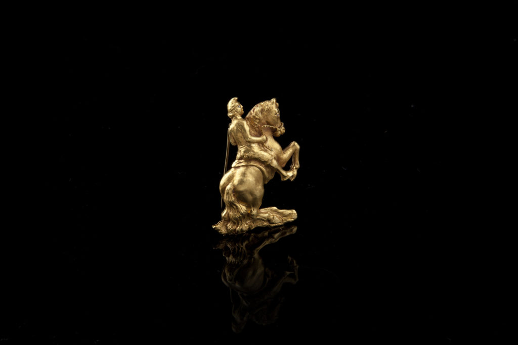 Giorgio De Chirico, Cavallo con cavaliere con berretto frigio (1950 circa; spilla, oro 18 carati, 6,8 x 4,5 cm; Londra, Didier and Martine Haspeslagh, Didier Ltd)
