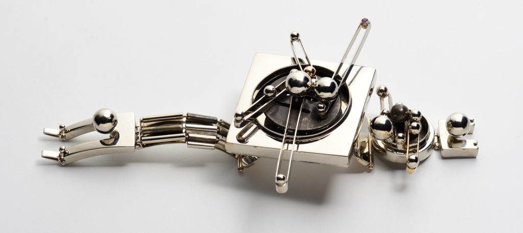 Giorgio Facchini, Movimenti cinetici (1969; bracciale in oro bianco, 18 carati, oro rosso, argento, rubini, pezzo unico; Collezione dell'artista, ph. credit Michele Sereni)
