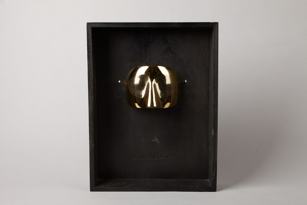 Man Ray, Optic Topic (1972; argento dorato, 18 x 9,7 cm; Londra, Didier and Martine Haspeslagh, Didier Ltd)
