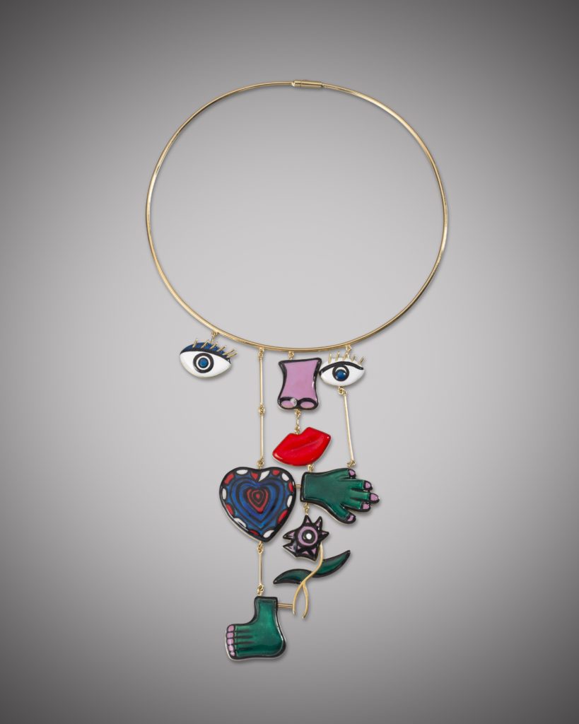 Niki de Saint Phalle, Assemblage necklace (1974/2015; oro giallo 18 carati, 13 x 8 cm; Londra, Louisa Guinness Gallery)
