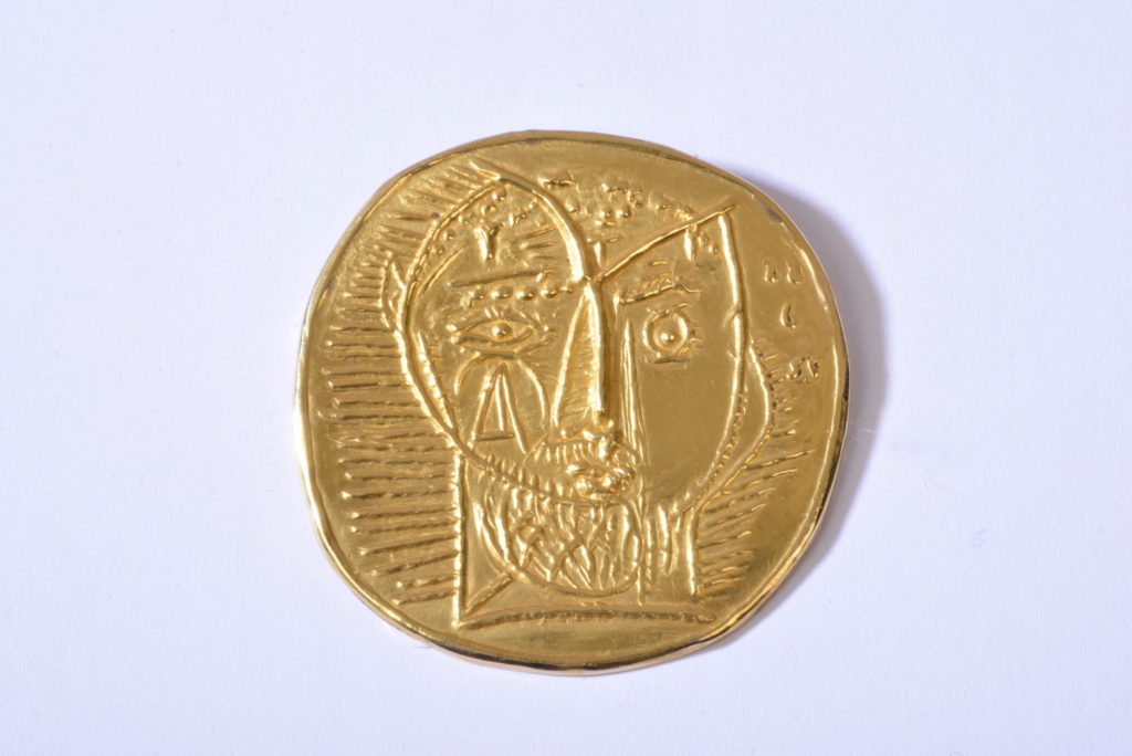 Pablo Picasso, Visage de faune (1973; medaglione, oro 23 carati, 5,5 cm; Londra, Didier and Martine Haspeslagh, Didier Ltd)
