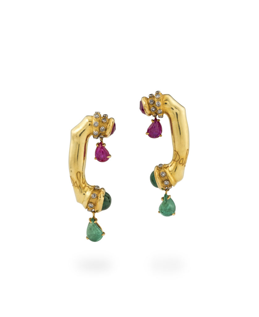 Salvador Dalí, La persistencia del sonido (1949; orecchini, oro 18 carati, rubini, smeraldi, diamanti, 4,4 x 1,9 cm; Londra, Didier and Martine Haspeslagh, Didier Ltd)
