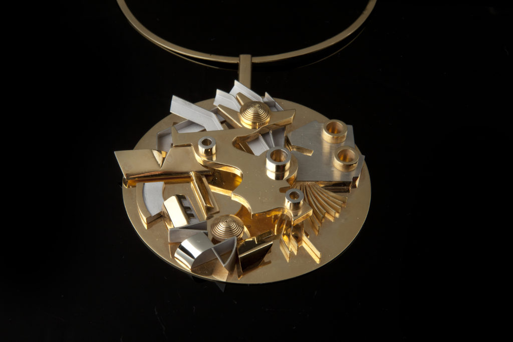 Umberto Mastroianni, Meteora (1970; collana, oro giallo, oro bianco, eseguita da Diderico Gherardi, diametro pendente 10 cm, diametro torque 12,8 cm, pezzo unico; Londra, Didier and Martine Haspeslagh, Didier Ltd)
