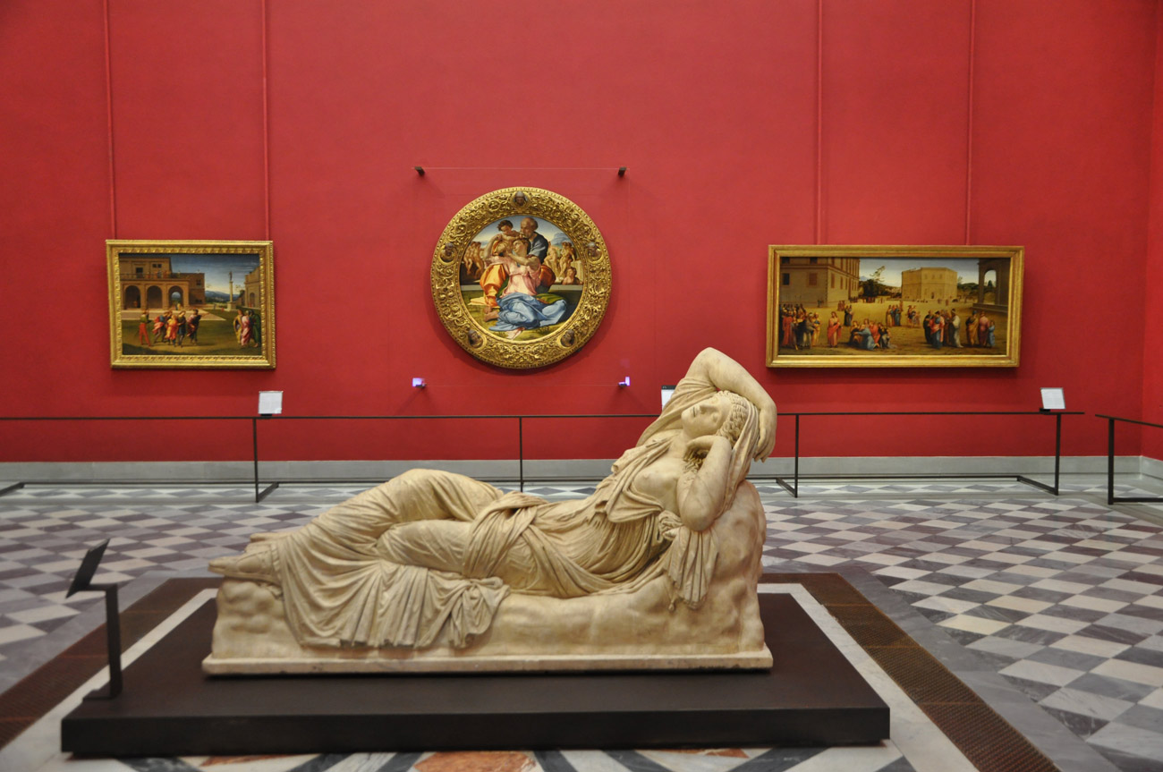 Uffizi, allestimento della sala del Tondo Doni con la Cleopatra (2012 - 2018).
