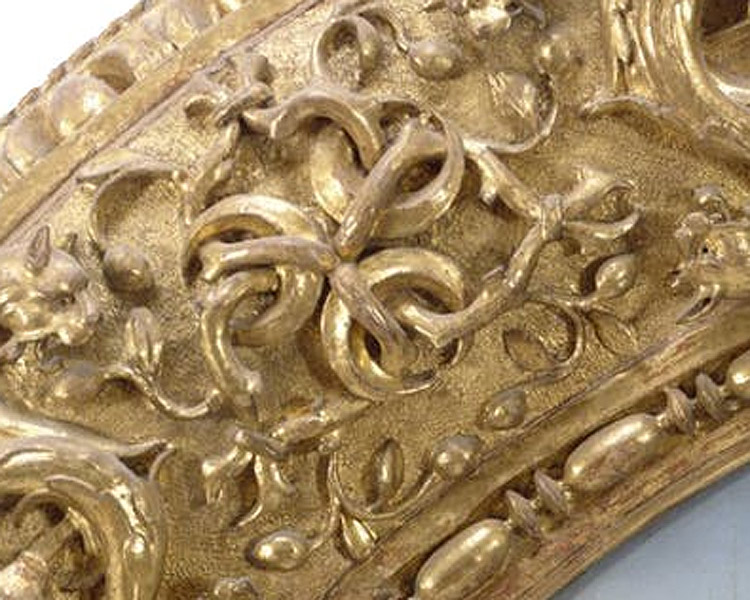 Le tre mezze lune dello stemma Strozzi sulla cornice del Tondo Doni
