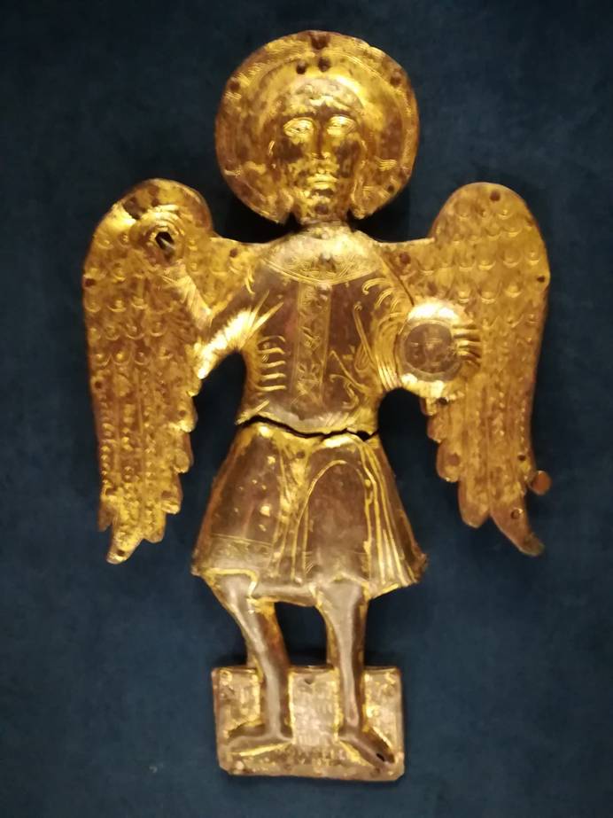 Orefice ignoto, San Michele (XI secolo; rame dorato; Monte Sant'Angelo, Museo Devozionale)
