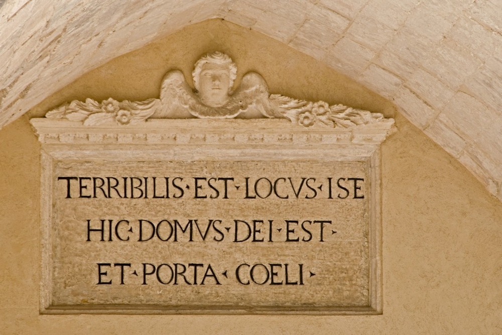 L'iscrizione Terribilis locus est iste all'ingresso del santuario 
