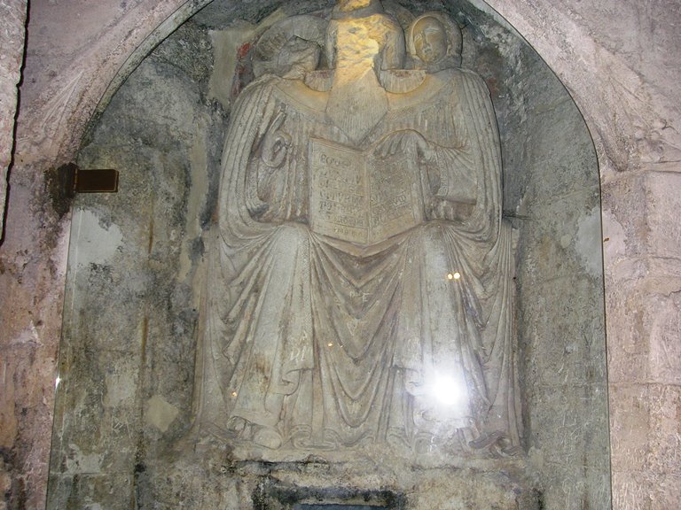 Artista ignoto, La santissima Trinità (fine XIV secolo; marmo; Monte Sant'Angelo, Santuario di San Michele)
