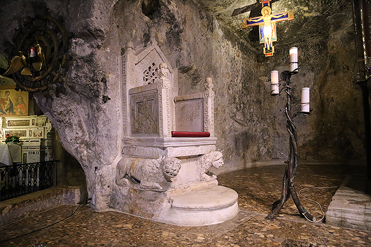 Il trono vescovile della chiesa grotta 
