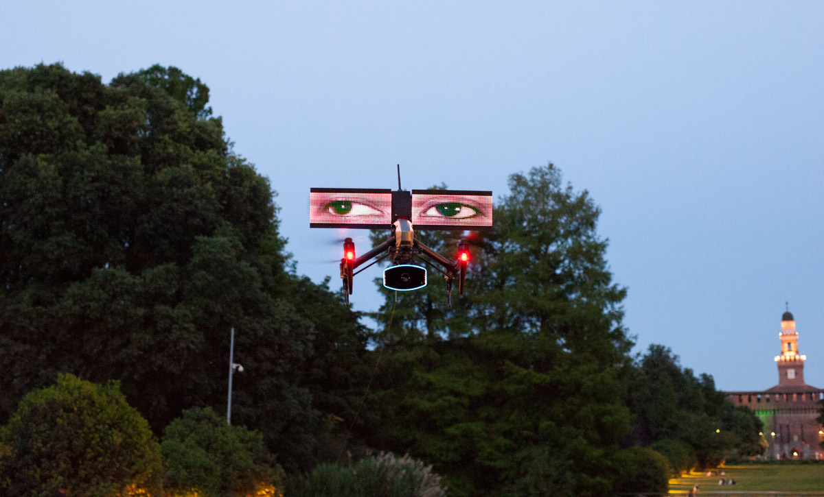 Un momento della performance Loro (Them)
