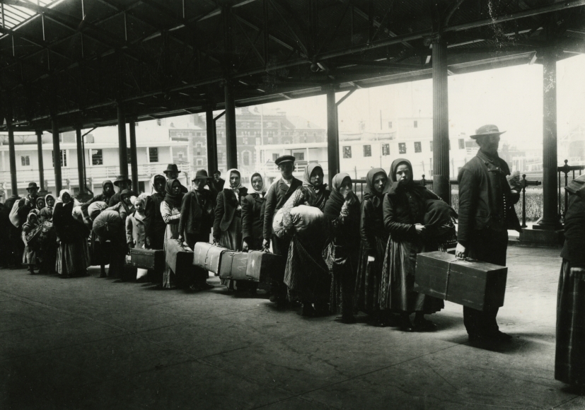Fotografo ignoto, Emigranti a Ellis Island attendono il traghetto per arrivare a New York (1900 circa)
 Fotografo ignoto, Emigranti a Ellis Island attendono il traghetto per arrivare a New York (1900 circa)