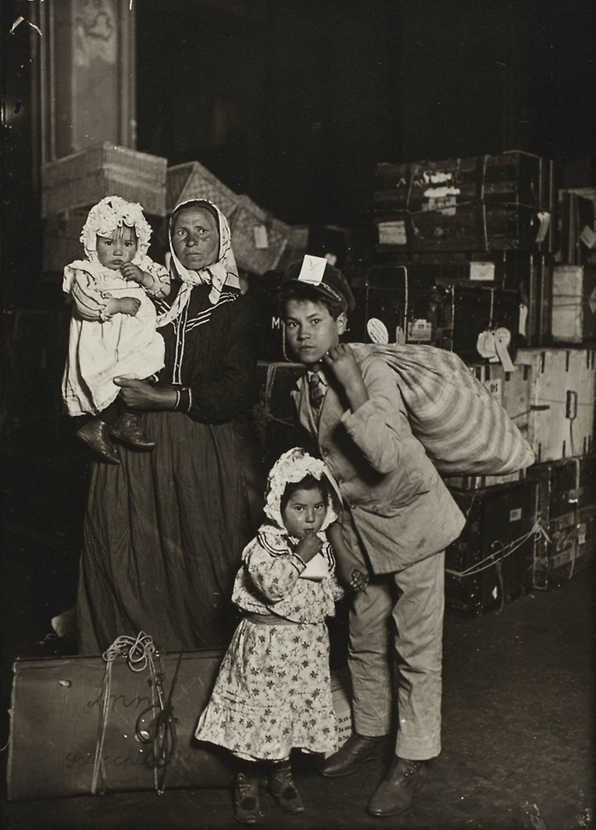 Lewis Hine, Famiglia di italiani cerca un bagaglio smarrito a Ellis Island (1905)
 Lewis Hine, Famiglia di italiani cerca un bagaglio smarrito a Ellis Island (1905)