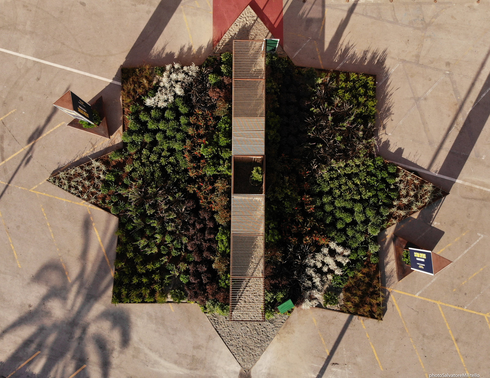 Passage to Mediterranean, lÂ’installazione di un giardino culturale dinamico su piazza del Parlamento vista dall'alto
