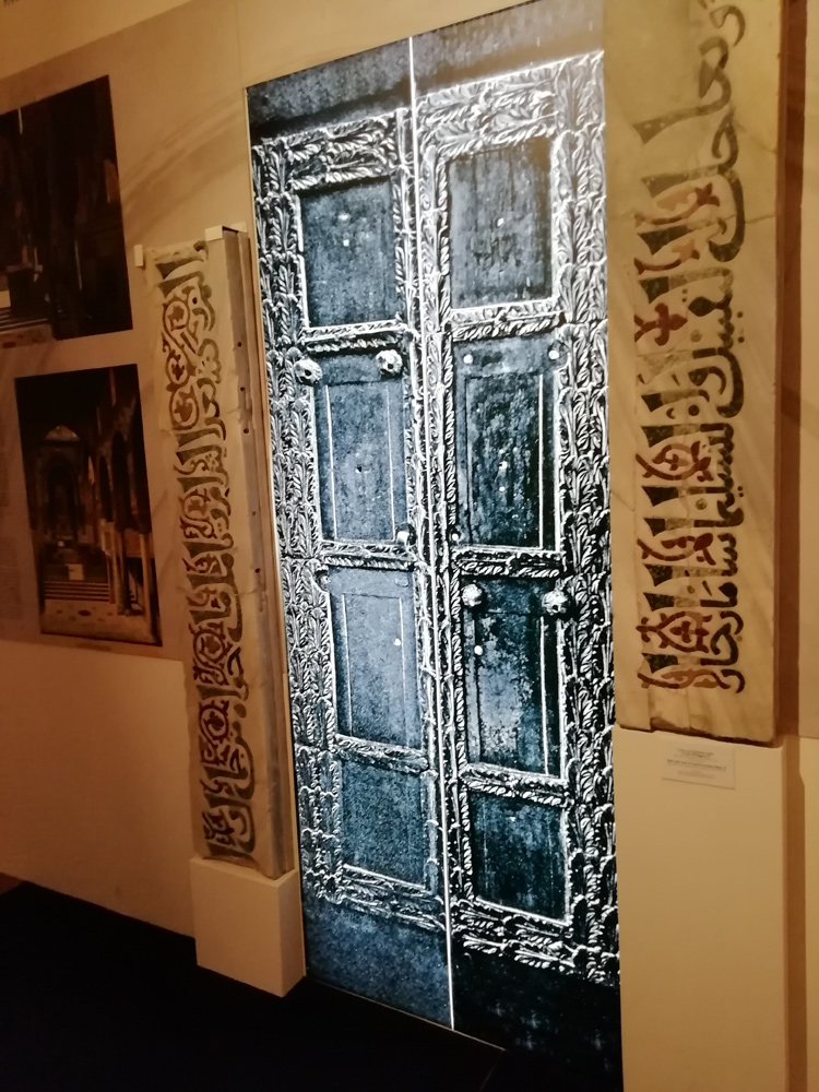 Riproduzione delle porte bronzee della Cappella Palatina incorniciate dalle Lastre con iscrizione araba in lode di Ruggero II (XII secolo)
