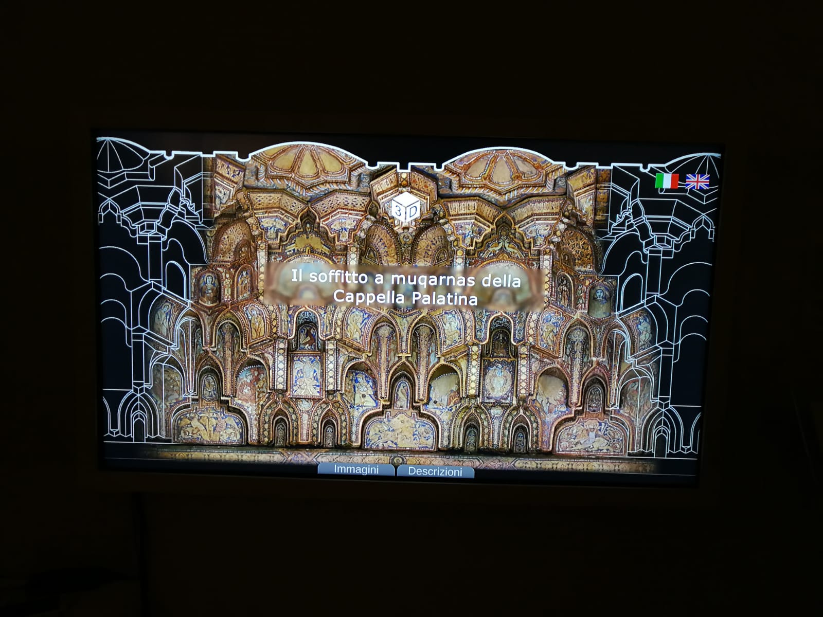 Schermo touchscreen con riproduzione in 3D del soffitto della Cappella Palatina
