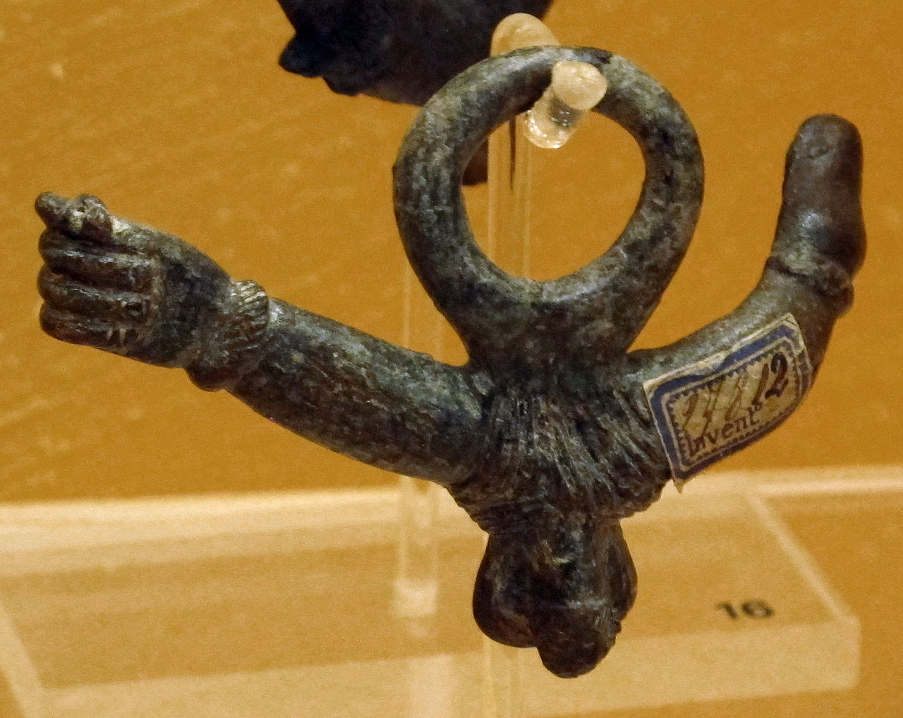 Arte romana, Amuleto fallico con mano che fa il gesto delle fiche (media-tarda età imperiale; bronzo; Piacenza, Musei Civici di Palazzo Farnese)
