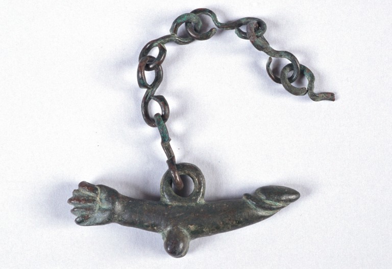 Arte romana, Amuleto fallico con mano che fa il gesto delle fiche (I secolo d.C.; bronzo; Napoli, Museo Archeologico Nazionale). Ph. Credit Francesco Bini

