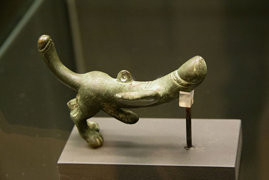 Arte romana, Fallo alato con gambe (I-III secolo d.C.; bronzo; Praga, Palazzo Kinský)
