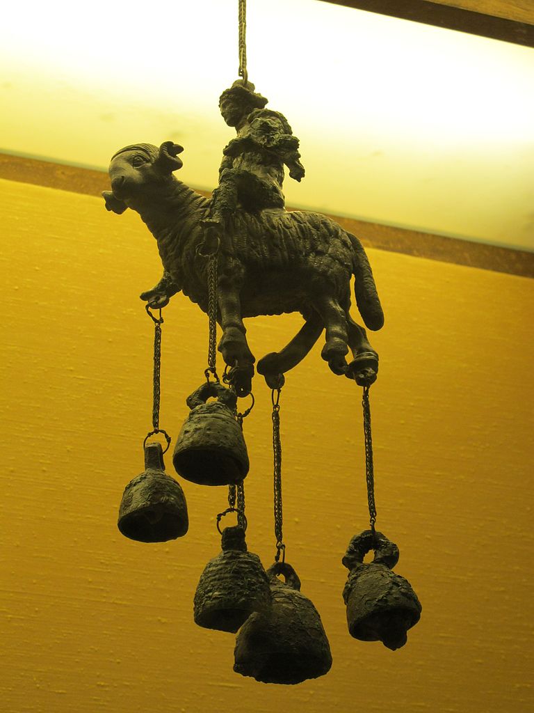 Arte romana, Tintinnabulum con Mercurio che cavalca ariete itifallico (I secolo d.C.; bronzo; Napoli, Museo Archeologico Nazionale). Ph. Credit Francesco Bini
