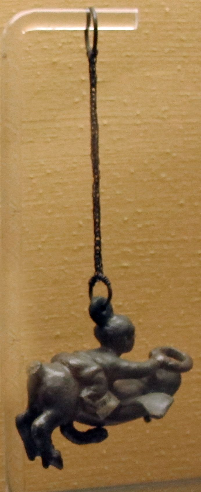 Arte romana, Tintinnabulum a forma di fantino che monta e incorona un grosso fallo alato (I secolo d.C.; bronzo; Napoli, Museo Archeologico Nazionale)
