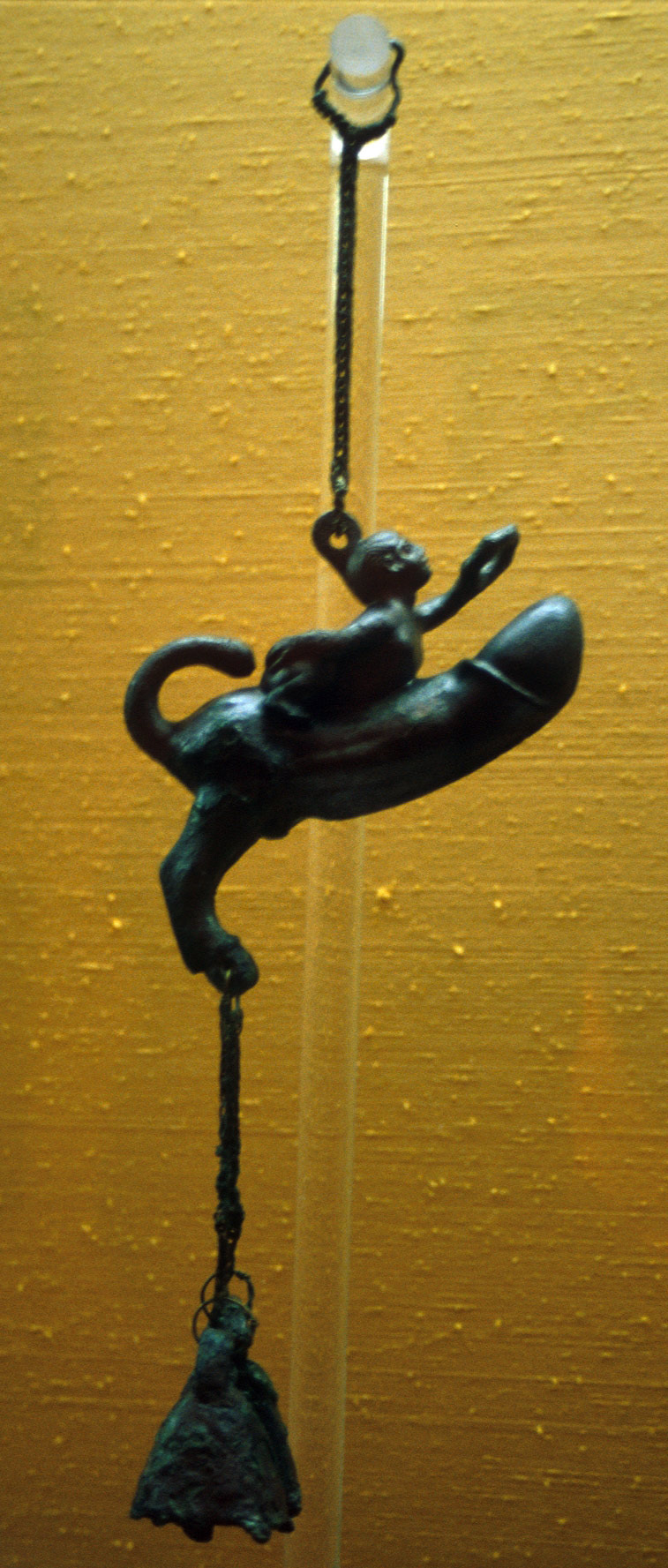 Arte romana,  Tintinnabulum con fantino che cavalca e incorona un grosso fallo e sta per essere penetrato dalla coda fallica (I secolo d.C.; bronzo; Napoli, Museo Archeologico Nazionale)
