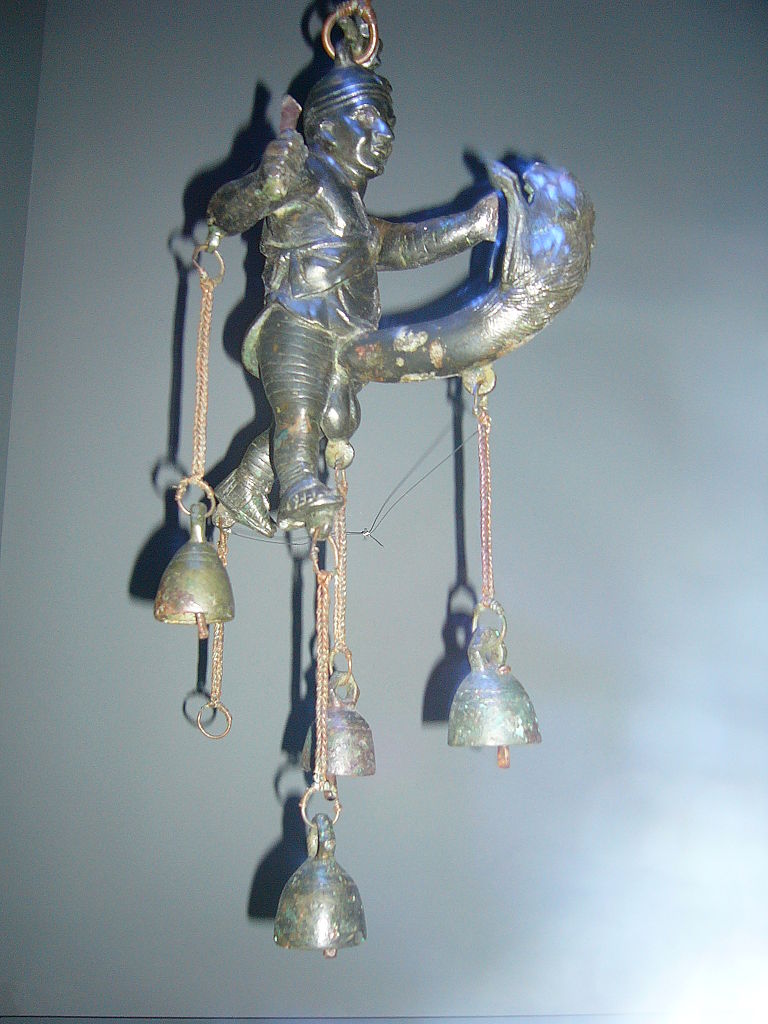 Arte romana, Tintinnabulum a forma di gladiatore intento a combattere con un pugnale contro il suo stesso fallo trasformato in una pantera aggressiva (I secolo a.C.; bronzo; Napoli, Museo Archeologico Nazionale)
