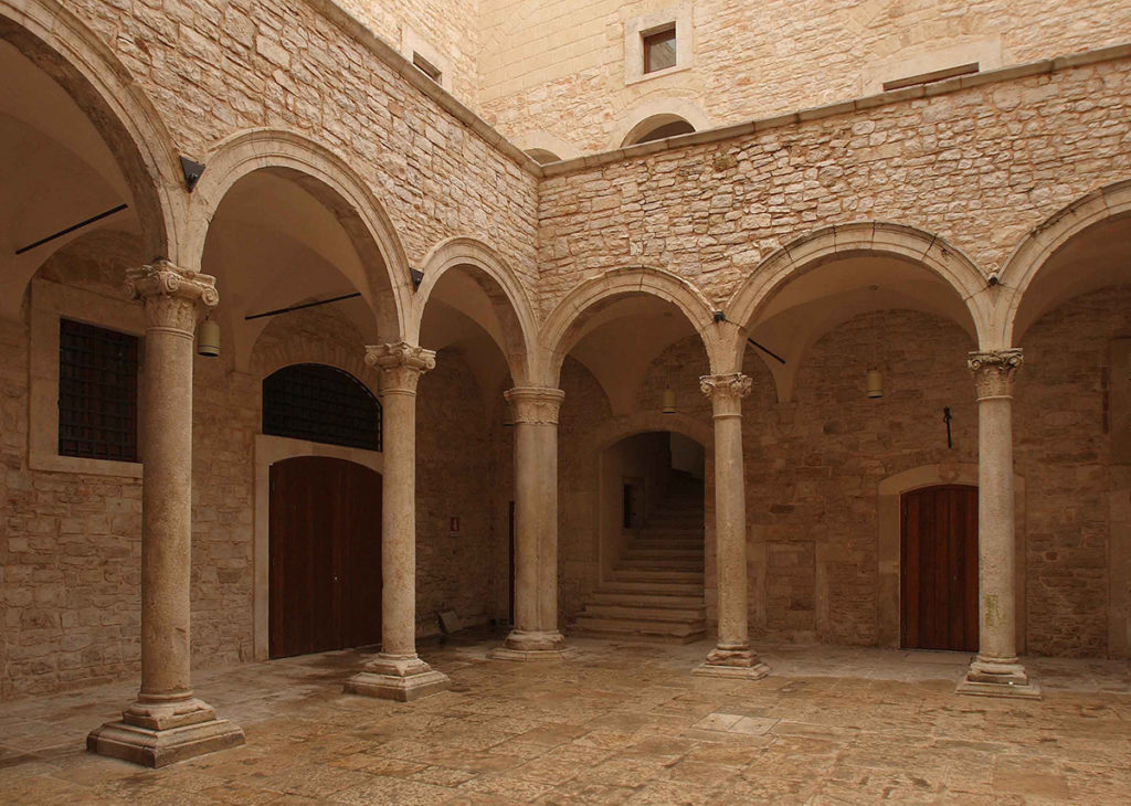 Il cortile di Palazzo Sylos CalÃ²
