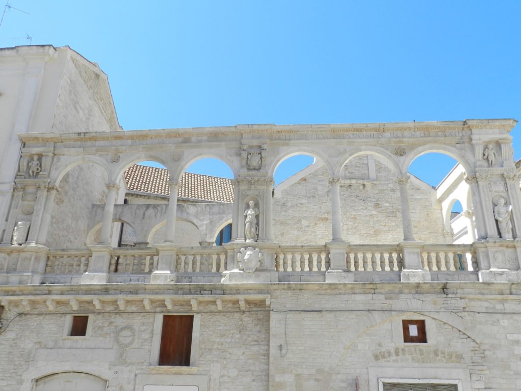 La facciata di Palazzo Sylos CalÃ², sede della Galleria Nazionale della Puglia 
