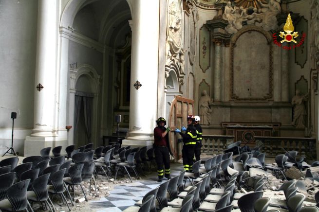 Danni nel centro storico di Camerino subito dopo il sisma (foto Vigili del Fuoco)
 Danni alla chiesa di San Filippo a Camerino subito dopo il sisma (foto Vigili del Fuoco)