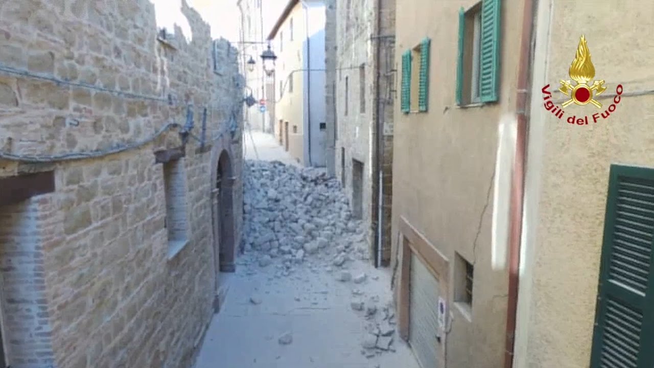Danni nel centro storico di Camerino nei primi giorni del sisma del 2016 (foto Vigili del Fuoco)
 Danni nel centro storico di Camerino nei primi giorni del sisma del 2016 (foto Vigili del Fuoco)