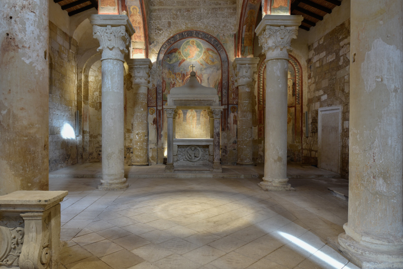 Interno della chiesa di Santa Maria di Cerrate
