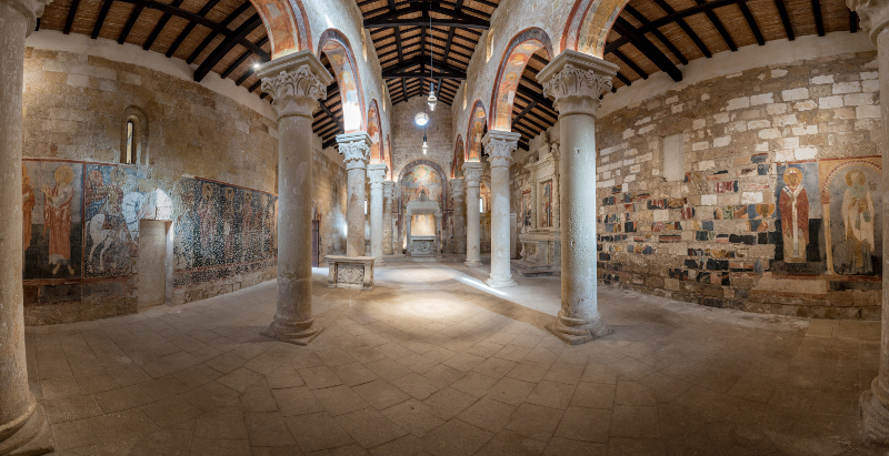 Interno della chiesa di Santa Maria di Cerrate
