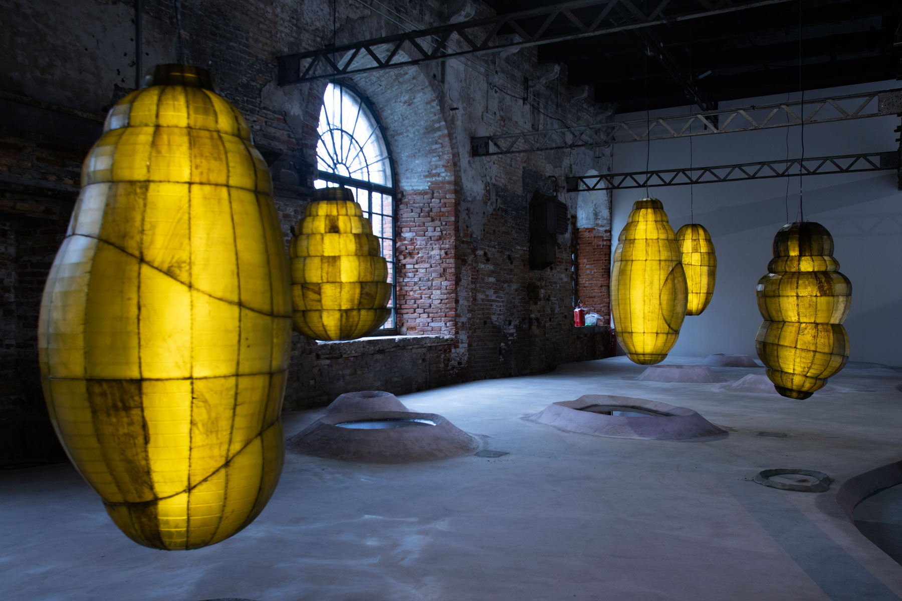 Anicka Yi, Biologizing the Machine (tentacular trouble) (2019; alghe, acrilico, LED, falene animatroniche, acqua, pompe). Ph. Credit Italo Rondinella
