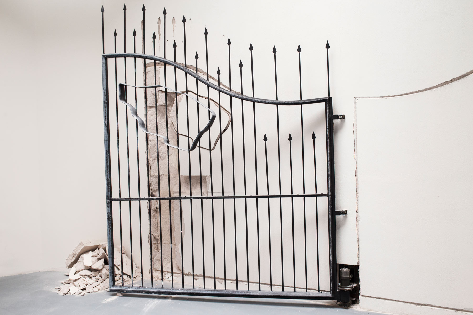 Shilpa Gupta, Untitled (2009; cancello che si muove da lato a lato rompendo il muro). Ph. Credit Francesco Galli
