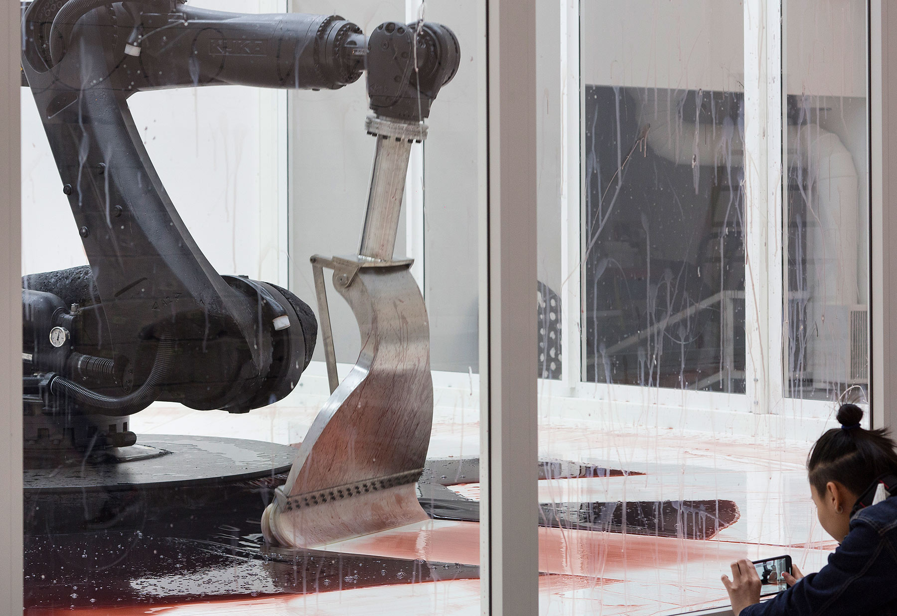 Sun Yuan & Peng Yu, Can’t Help Myself (2016; tecnica mista). Ph. Credit Francesco Galli
