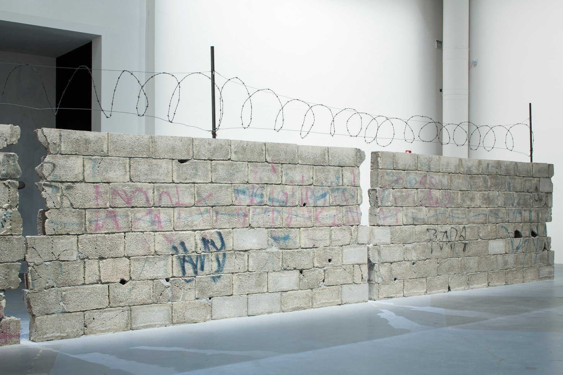 Teresa Margolles, Muro Ciudad Juárez (2010; blocchi di cemento). Ph. Credit Francesco Galli
