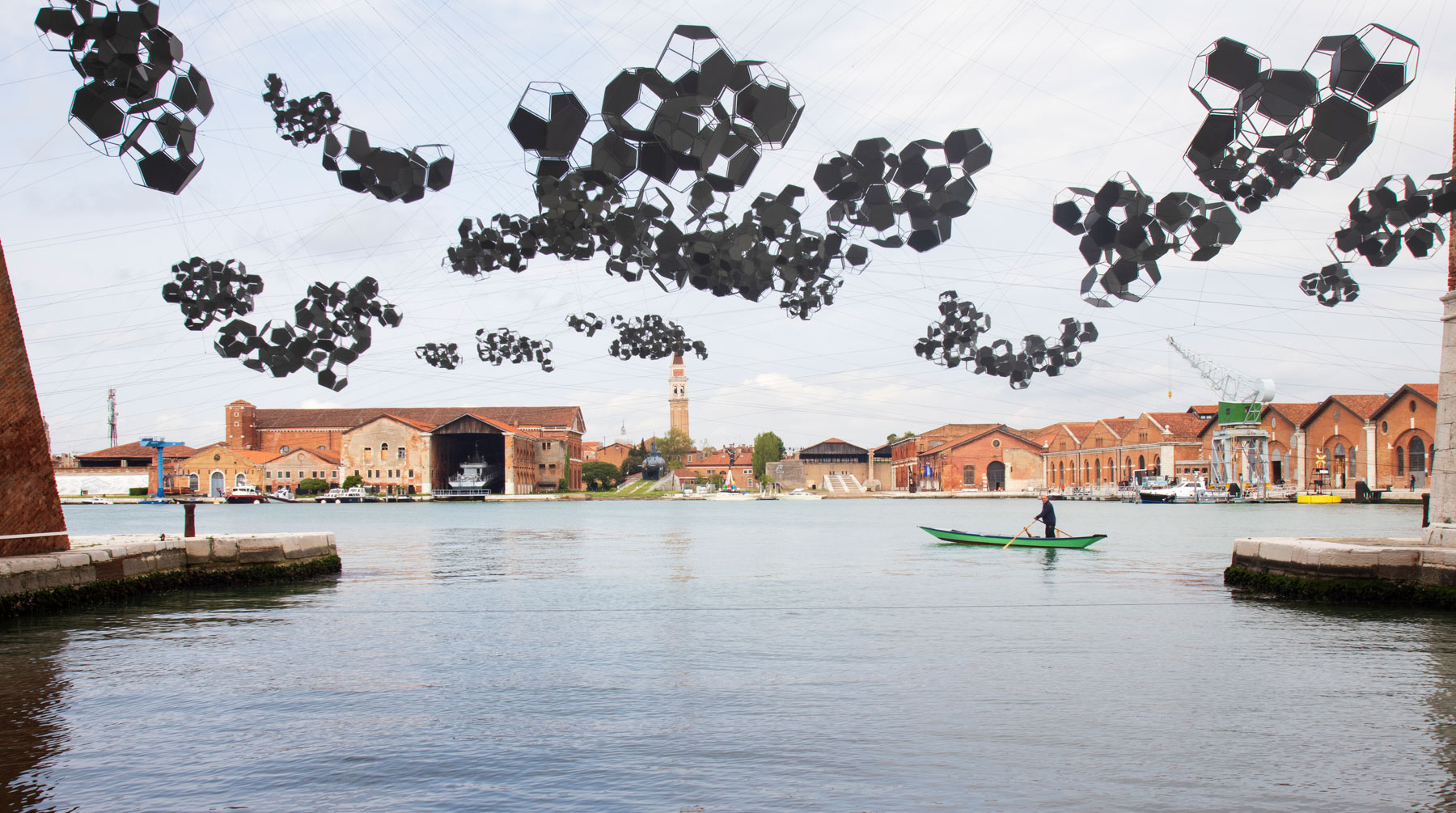Tomás Saraceno, Aero(s)cene: When breath becomes air, when atmospheres become the movement for a post fossil fuel era against carbon-capitalist clouds (2019; tecnica mista). Ph. Credit Italo Rondinella
