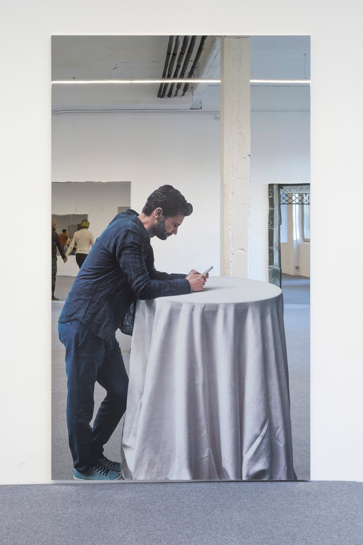 Michelangelo Pistoletto, Smartphone - uomo appoggiato (2018; serigrafia su specchio in acciaio inox, 250 x 150 cm). Photo Nicola Morittu, Courtesy Galleria Giorgio Persano
